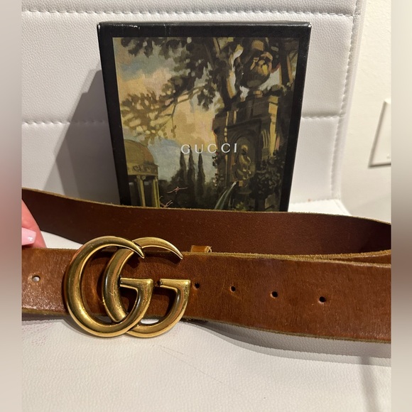 LEATHER BELT WITH DOUBLE G
BUCKLE
Will fit size 8/28 come with box have receipt - Picture 2 of 5